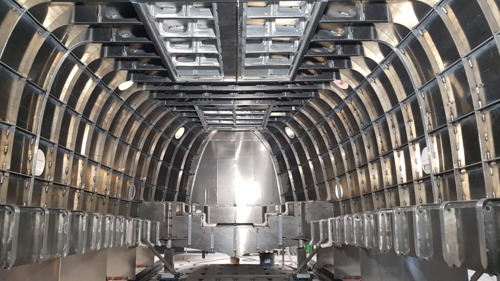 De binnenzijde van het casco, met de spanten en verstevigingen van de romp.