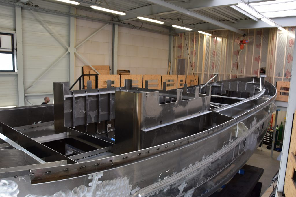 Het casco in de hal, met de dekken en de eerste delen van de opbouw.