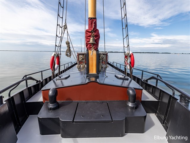 Een blik over het voordek richting de mast en de boeg.