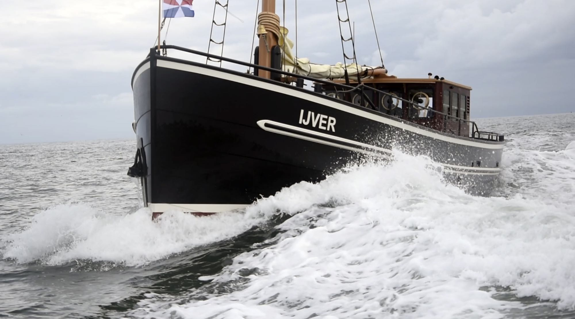 Le yacht à moteur IJver sur l’eau avec son étrave classique